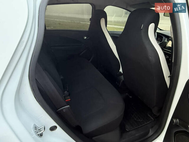 Белый Рено Зое, объемом двигателя 0 л и пробегом 68 тыс. км за 11400 $, фото 13 на Automoto.ua