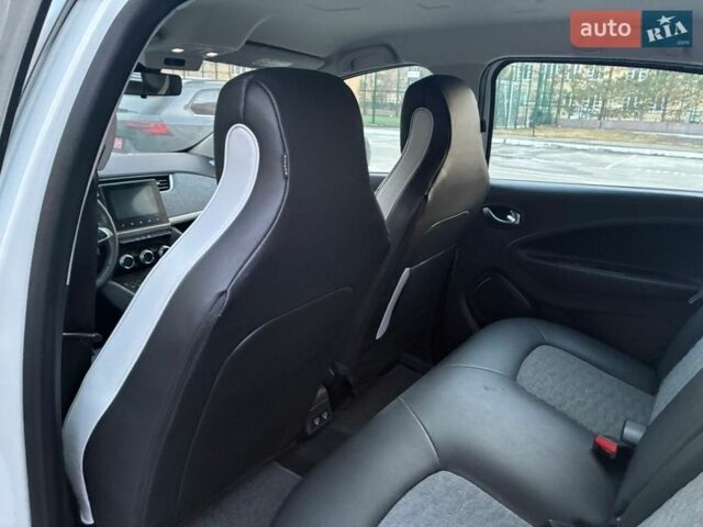 Белый Рено Зое, объемом двигателя 0 л и пробегом 55 тыс. км за 12500 $, фото 63 на Automoto.ua