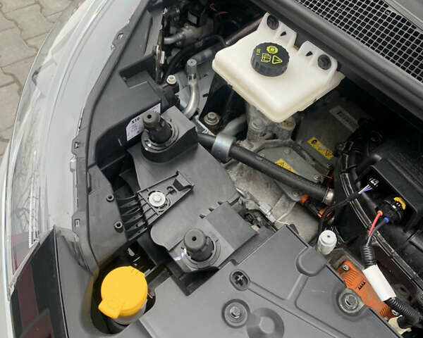 Белый Рено Зое, объемом двигателя 0 л и пробегом 82 тыс. км за 13800 $, фото 16 на Automoto.ua