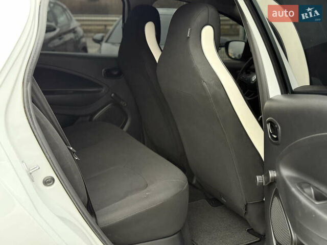 Белый Рено Зое, объемом двигателя 0 л и пробегом 85 тыс. км за 10999 $, фото 33 на Automoto.ua