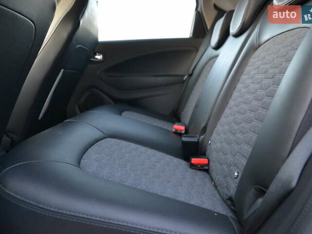 Белый Рено Зое, объемом двигателя 0 л и пробегом 50 тыс. км за 13999 $, фото 16 на Automoto.ua