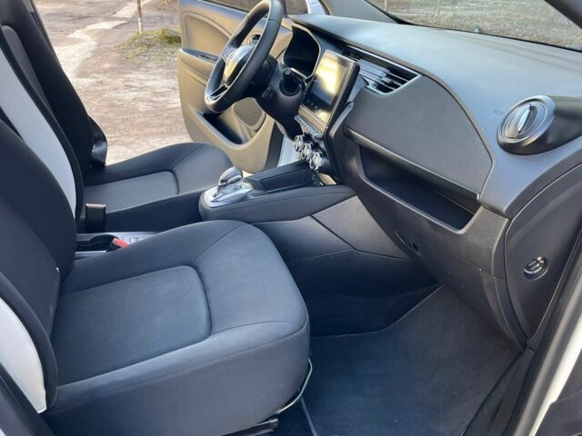 Белый Рено Зое, объемом двигателя 0 л и пробегом 87 тыс. км за 11950 $, фото 12 на Automoto.ua