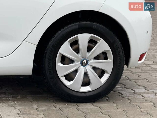 Белый Рено Зое, объемом двигателя 0 л и пробегом 49 тыс. км за 12900 $, фото 13 на Automoto.ua