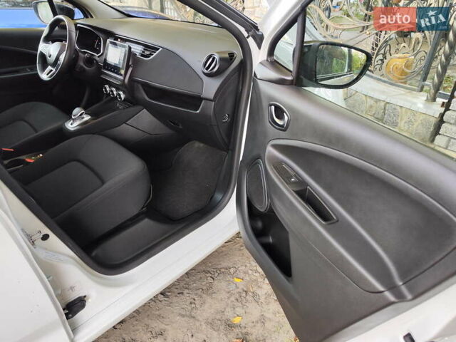 Белый Рено Зое, объемом двигателя 0 л и пробегом 53 тыс. км за 12300 $, фото 14 на Automoto.ua