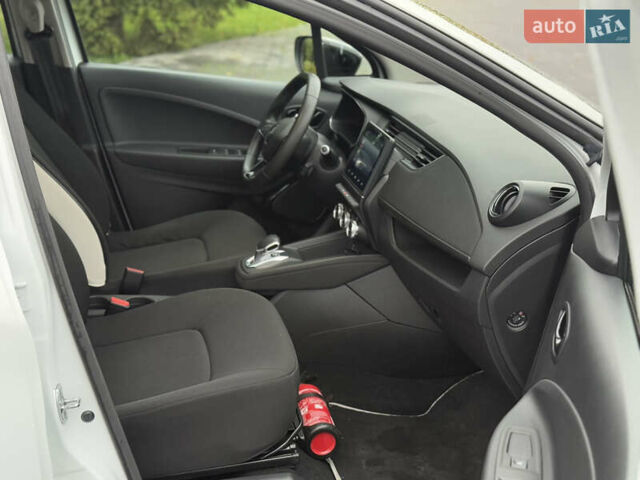 Белый Рено Зое, объемом двигателя 0 л и пробегом 80 тыс. км за 12450 $, фото 19 на Automoto.ua