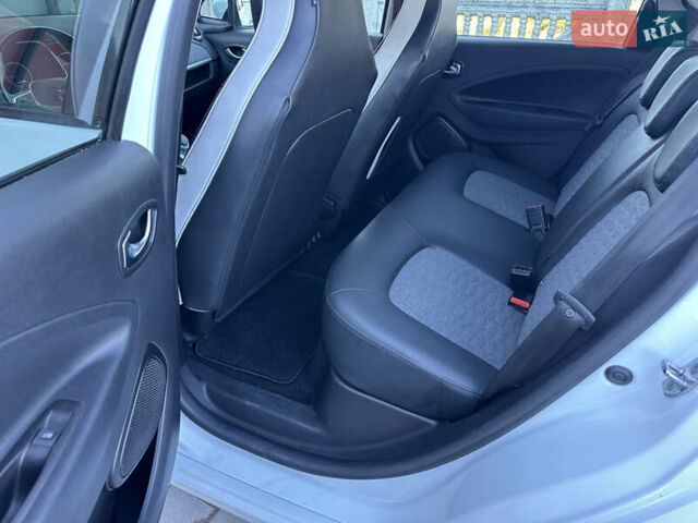 Белый Рено Зое, объемом двигателя 0 л и пробегом 81 тыс. км за 14200 $, фото 19 на Automoto.ua