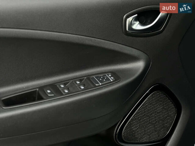 Белый Рено Зое, объемом двигателя 0 л и пробегом 106 тыс. км за 11300 $, фото 28 на Automoto.ua