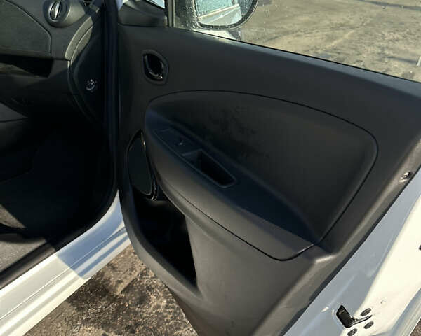 Белый Рено Зое, объемом двигателя 0 л и пробегом 21 тыс. км за 12100 $, фото 43 на Automoto.ua