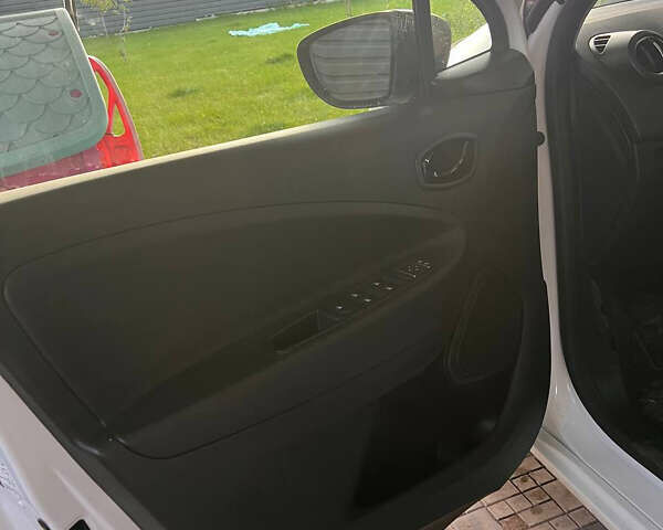 Білий Рено Зое, об'ємом двигуна 0 л та пробігом 33 тис. км за 12800 $, фото 7 на Automoto.ua