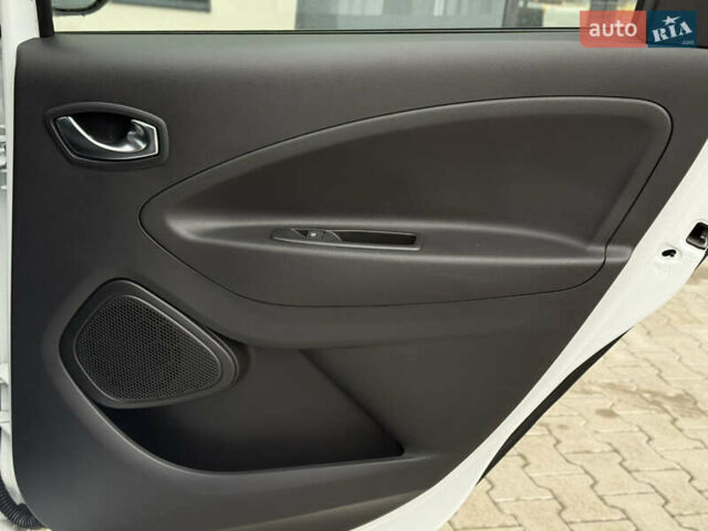 Белый Рено Зое, объемом двигателя 0 л и пробегом 52 тыс. км за 12999 $, фото 41 на Automoto.ua