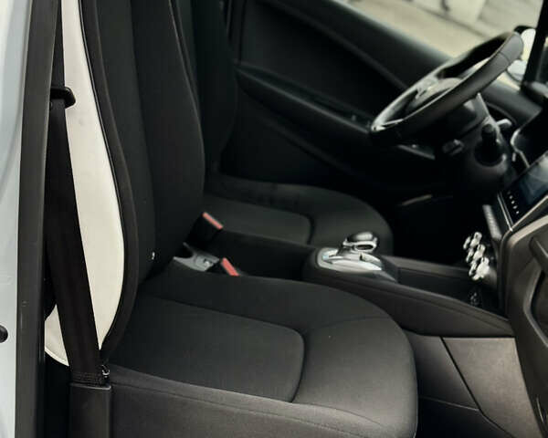 Белый Рено Зое, объемом двигателя 0 л и пробегом 106 тыс. км за 11400 $, фото 45 на Automoto.ua