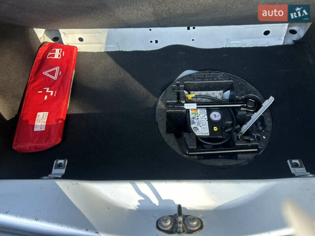 Белый Рено Зое, объемом двигателя 0 л и пробегом 86 тыс. км за 11800 $, фото 23 на Automoto.ua