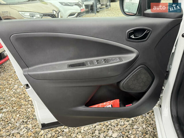 Белый Рено Зое, объемом двигателя 0 л и пробегом 74 тыс. км за 12300 $, фото 16 на Automoto.ua