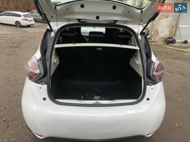 Белый Рено Зое, объемом двигателя 0 л и пробегом 57 тыс. км за 11900 $, фото 4 на Automoto.ua