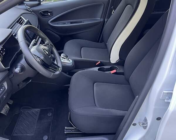 Белый Рено Зое, объемом двигателя 0 л и пробегом 70 тыс. км за 11999 $, фото 5 на Automoto.ua