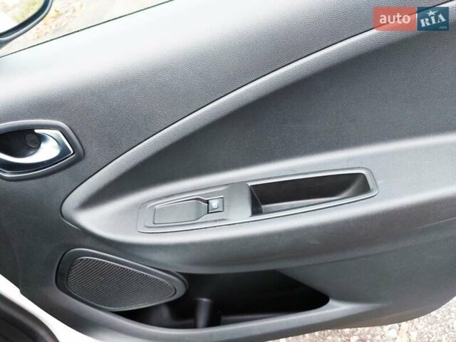 Белый Рено Зое, объемом двигателя 0 л и пробегом 73 тыс. км за 11100 $, фото 10 на Automoto.ua