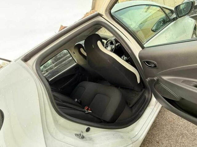 Білий Рено Зое, об'ємом двигуна 0 л та пробігом 157 тис. км за 9990 $, фото 18 на Automoto.ua