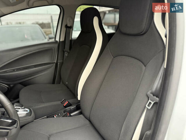 Белый Рено Зое, объемом двигателя 0 л и пробегом 85 тыс. км за 10999 $, фото 27 на Automoto.ua