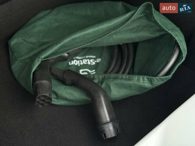 Белый Рено Зое, объемом двигателя 0 л и пробегом 52 тыс. км за 12999 $, фото 55 на Automoto.ua