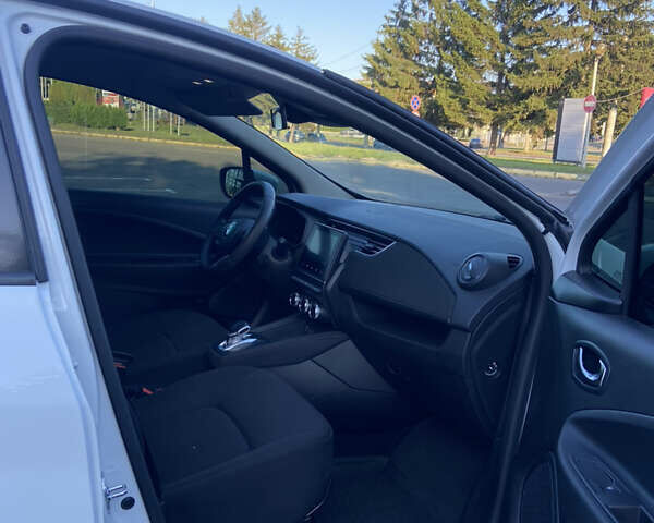 Белый Рено Зое, объемом двигателя 0 л и пробегом 125 тыс. км за 11500 $, фото 14 на Automoto.ua