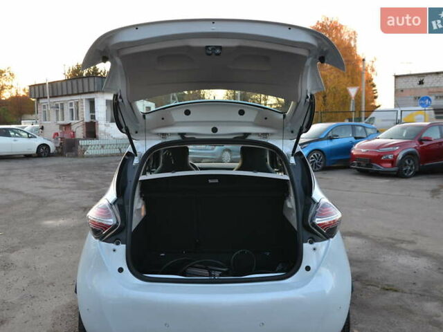 Белый Рено Зое, объемом двигателя 0 л и пробегом 50 тыс. км за 13999 $, фото 19 на Automoto.ua