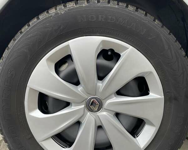 Белый Рено Зое, объемом двигателя 0 л и пробегом 58 тыс. км за 11996 $, фото 23 на Automoto.ua