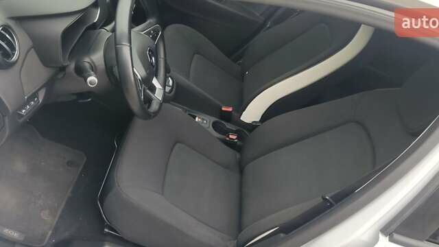 Белый Рено Зое, объемом двигателя 0 л и пробегом 76 тыс. км за 11000 $, фото 10 на Automoto.ua