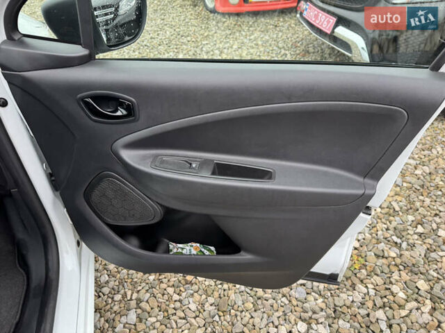 Белый Рено Зое, объемом двигателя 0 л и пробегом 74 тыс. км за 12300 $, фото 24 на Automoto.ua