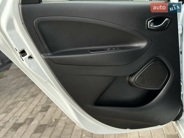 Белый Рено Зое, объемом двигателя 0 л и пробегом 106 тыс. км за 11300 $, фото 33 на Automoto.ua