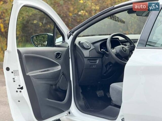Белый Рено Зое, объемом двигателя 0 л и пробегом 100 тыс. км за 11890 $, фото 3 на Automoto.ua