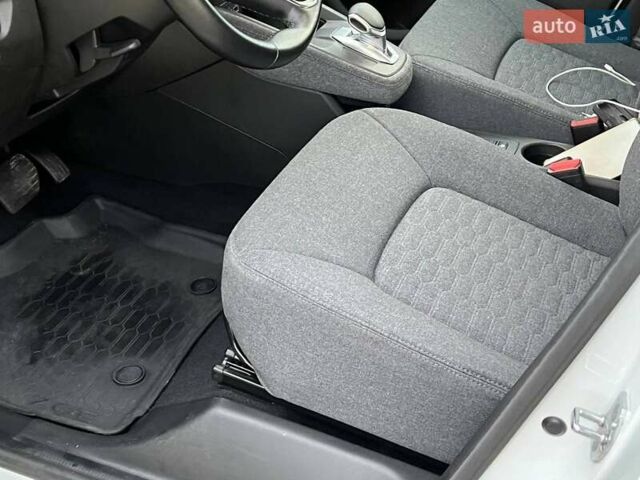 Белый Рено Зое, объемом двигателя 0 л и пробегом 50 тыс. км за 13550 $, фото 16 на Automoto.ua