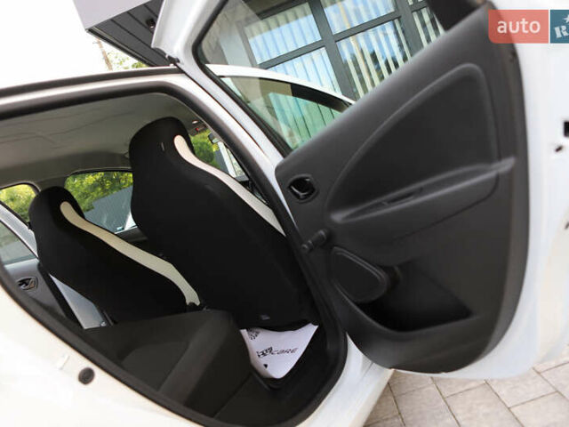 Белый Рено Зое, объемом двигателя 0 л и пробегом 19 тыс. км за 14400 $, фото 84 на Automoto.ua