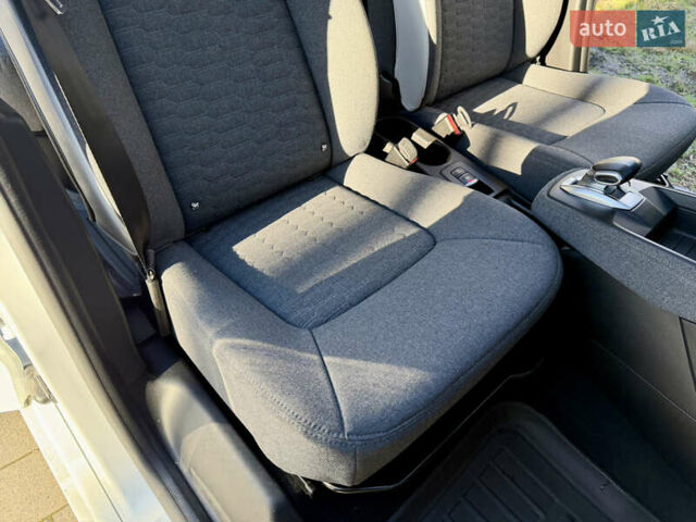 Белый Рено Зое, объемом двигателя 0 л и пробегом 40 тыс. км за 14200 $, фото 23 на Automoto.ua