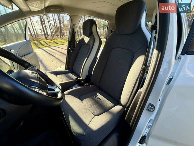 Белый Рено Зое, объемом двигателя 0 л и пробегом 40 тыс. км за 14200 $, фото 18 на Automoto.ua