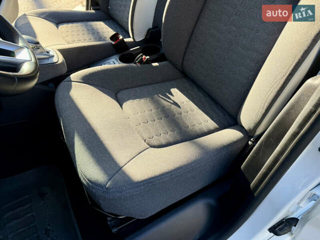 Белый Рено Зое, объемом двигателя 0 л и пробегом 40 тыс. км за 14200 $, фото 20 на Automoto.ua