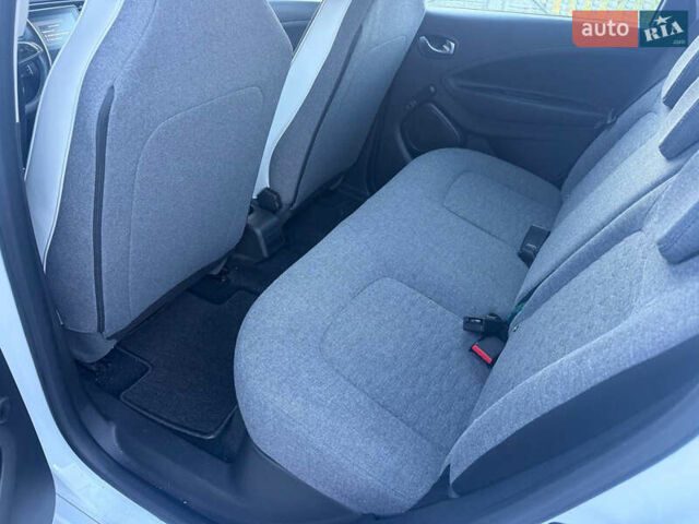 Белый Рено Зое, объемом двигателя 0 л и пробегом 69 тыс. км за 12900 $, фото 10 на Automoto.ua