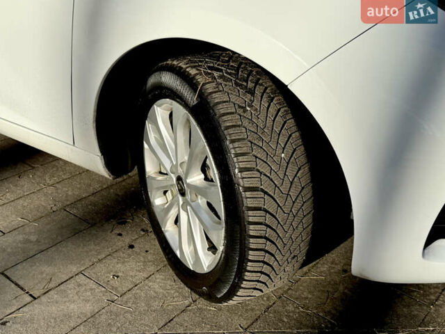 Белый Рено Зое, объемом двигателя 0 л и пробегом 40 тыс. км за 14200 $, фото 28 на Automoto.ua