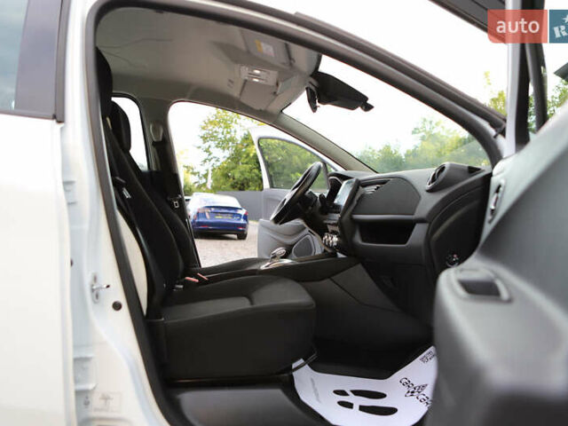 Белый Рено Зое, объемом двигателя 0 л и пробегом 19 тыс. км за 14400 $, фото 78 на Automoto.ua