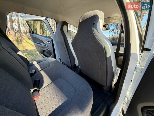 Белый Рено Зое, объемом двигателя 0 л и пробегом 40 тыс. км за 14200 $, фото 24 на Automoto.ua