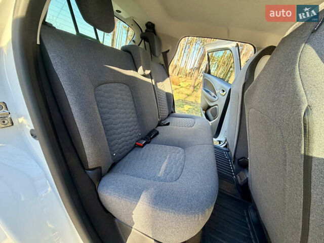 Белый Рено Зое, объемом двигателя 0 л и пробегом 40 тыс. км за 14200 $, фото 25 на Automoto.ua