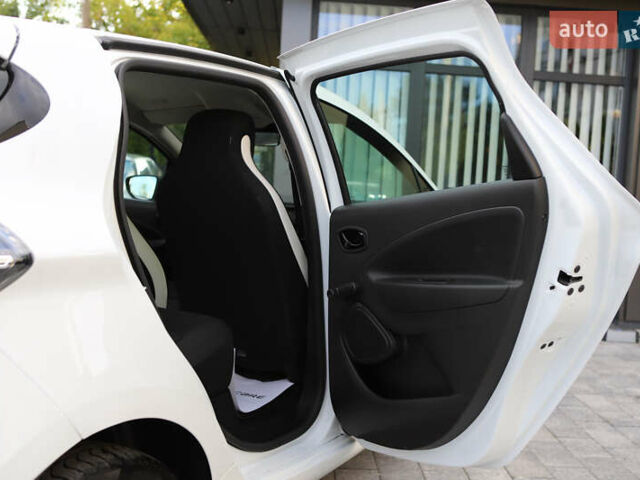 Белый Рено Зое, объемом двигателя 0 л и пробегом 19 тыс. км за 14400 $, фото 83 на Automoto.ua