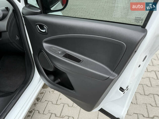 Белый Рено Зое, объемом двигателя 0 л и пробегом 35 тыс. км за 13900 $, фото 23 на Automoto.ua