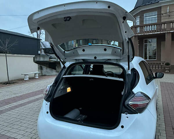 Белый Рено Зое, объемом двигателя 0 л и пробегом 26 тыс. км за 12200 $, фото 8 на Automoto.ua