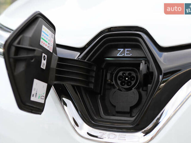 Белый Рено Зое, объемом двигателя 0 л и пробегом 19 тыс. км за 14400 $, фото 33 на Automoto.ua