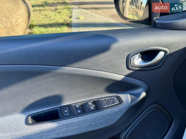 Белый Рено Зое, объемом двигателя 0 л и пробегом 40 тыс. км за 14200 $, фото 12 на Automoto.ua