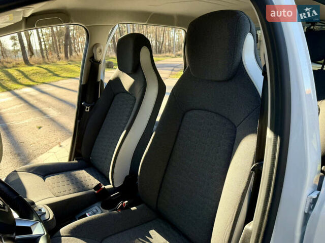 Белый Рено Зое, объемом двигателя 0 л и пробегом 40 тыс. км за 14200 $, фото 19 на Automoto.ua