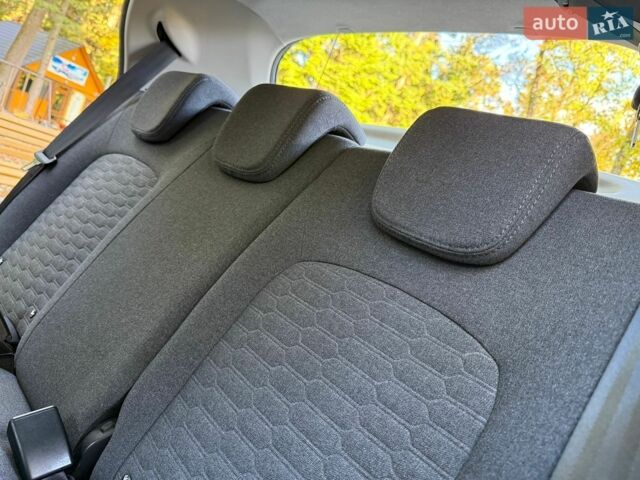 Білий Рено Зое, об'ємом двигуна 0 л та пробігом 37 тис. км за 14499 $, фото 149 на Automoto.ua