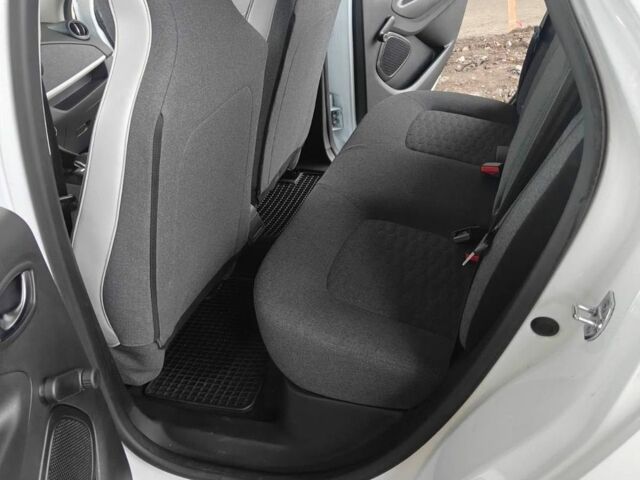 Білий Рено Зое, об'ємом двигуна 0 л та пробігом 30 тис. км за 15399 $, фото 28 на Automoto.ua
