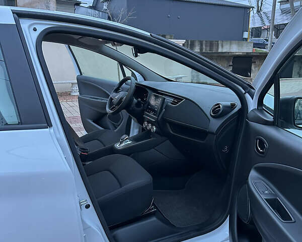Белый Рено Зое, объемом двигателя 0 л и пробегом 26 тыс. км за 12200 $, фото 5 на Automoto.ua