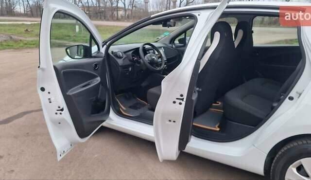Белый Рено Зое, объемом двигателя 0 л и пробегом 54 тыс. км за 13900 $, фото 65 на Automoto.ua